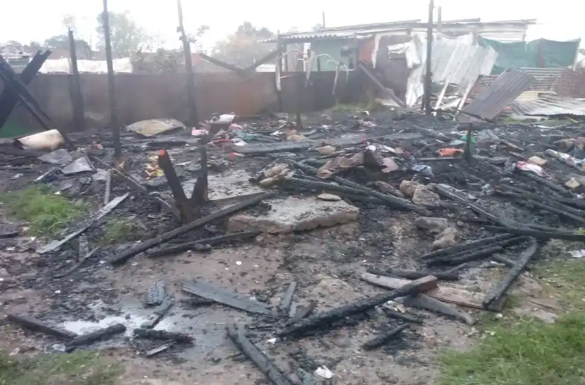 Tiene 3 hijos, tres hermanitos y se le incendió la casa: perdió todo