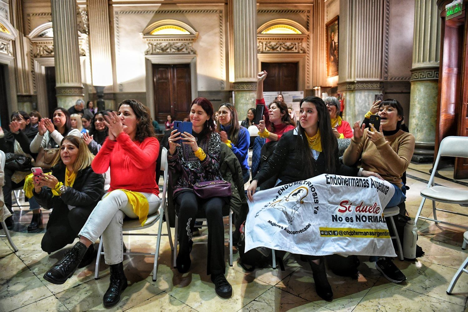 Las referentes de la Asociación presentes durante la aprobación.