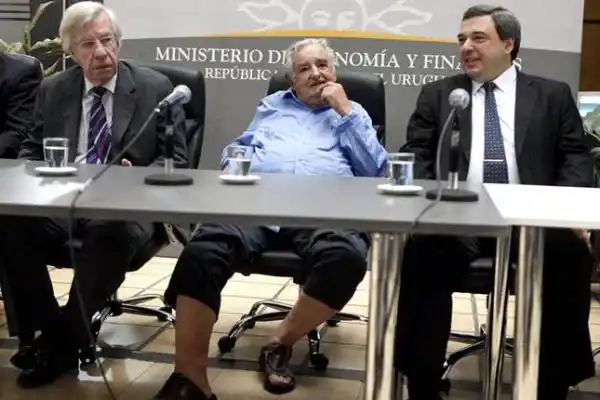 Pepe Mujica le tomó juramento a su ministro de Economía, de sandalias