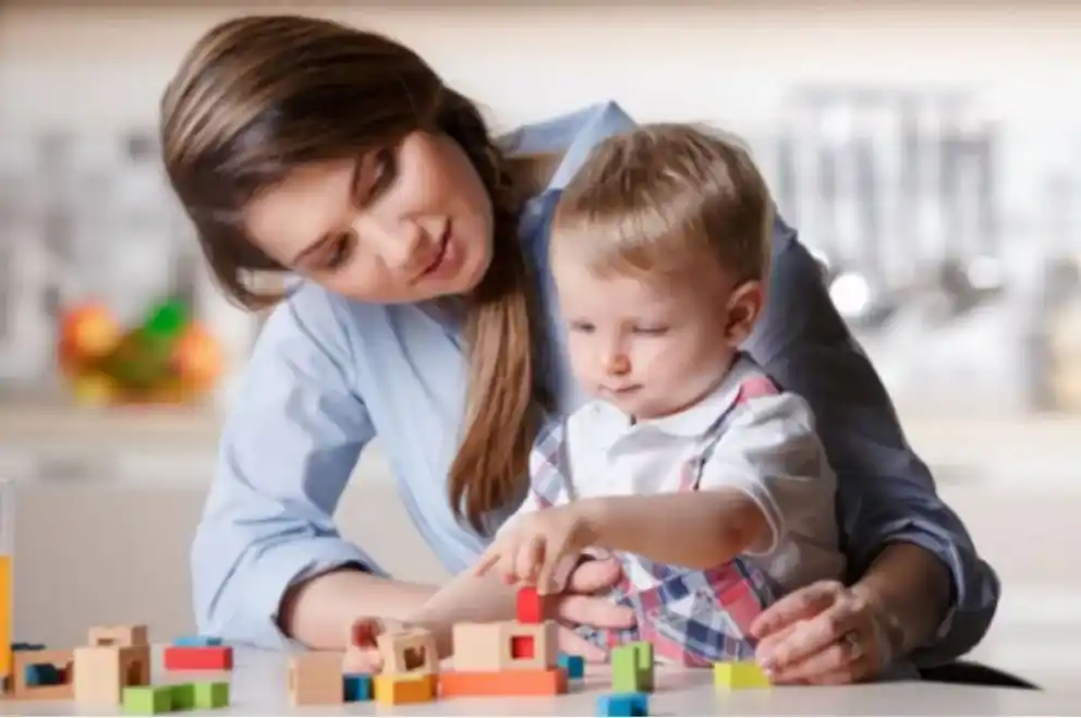 Cuánto cobra una niñera por hora en marzo 2024