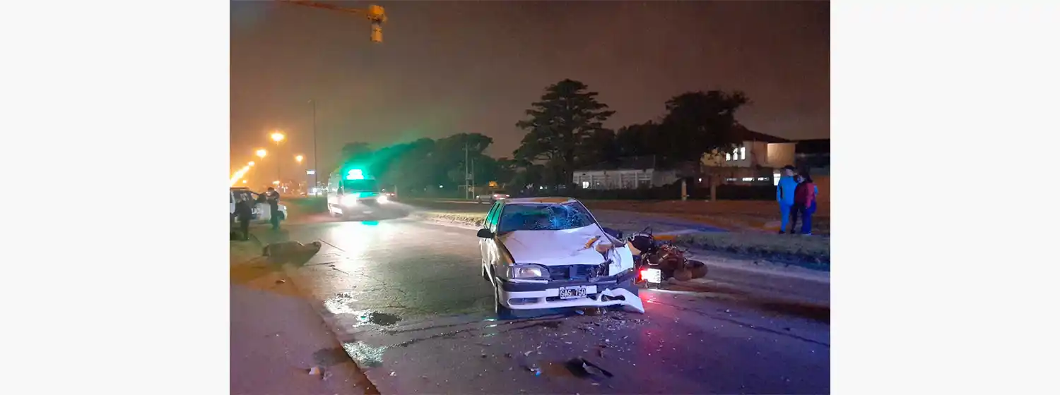 Impactante choque en la ruta 88 sobre un auto detenido en un semáforo