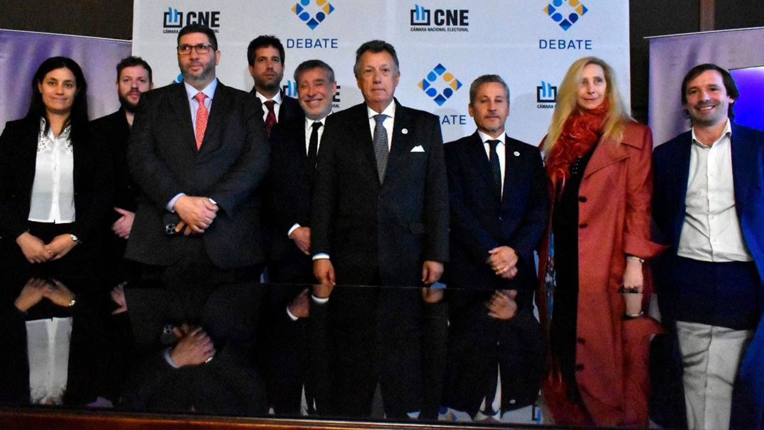 La CNE se reunió con los apoderados de UxP y LLA para "preservar la convivencia democrática"