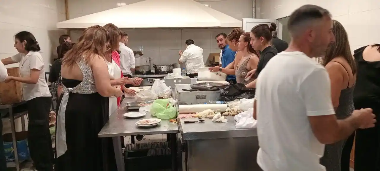 Escándalo en una fiesta de egresados de Gualeguaychú: los estafaron y terminaron cocinando los padres