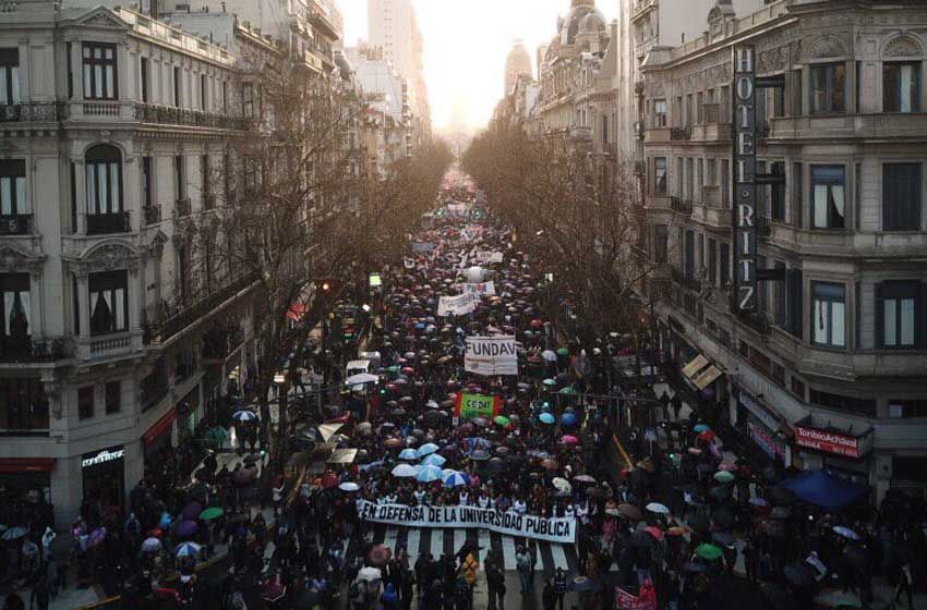 Masiva movilización en defensa de la educación pública