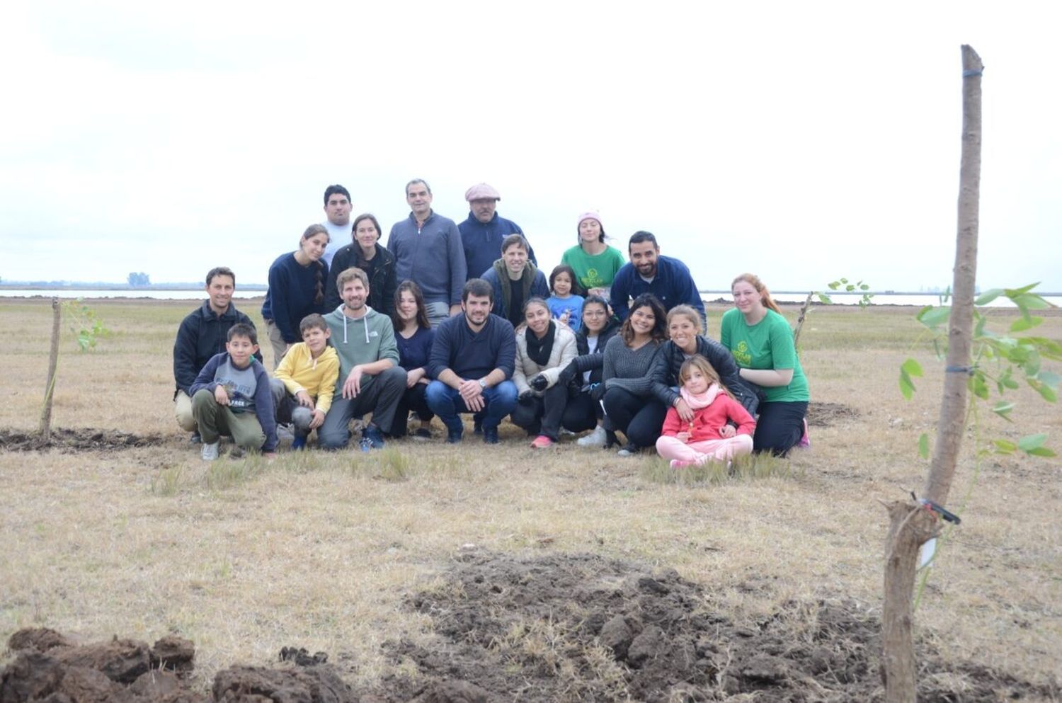 Jornada de forestación en la laguna El Hinojo