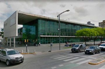 Fuerte choque en Circunvalación: una motociclista resultó herida y se activó el código rojo