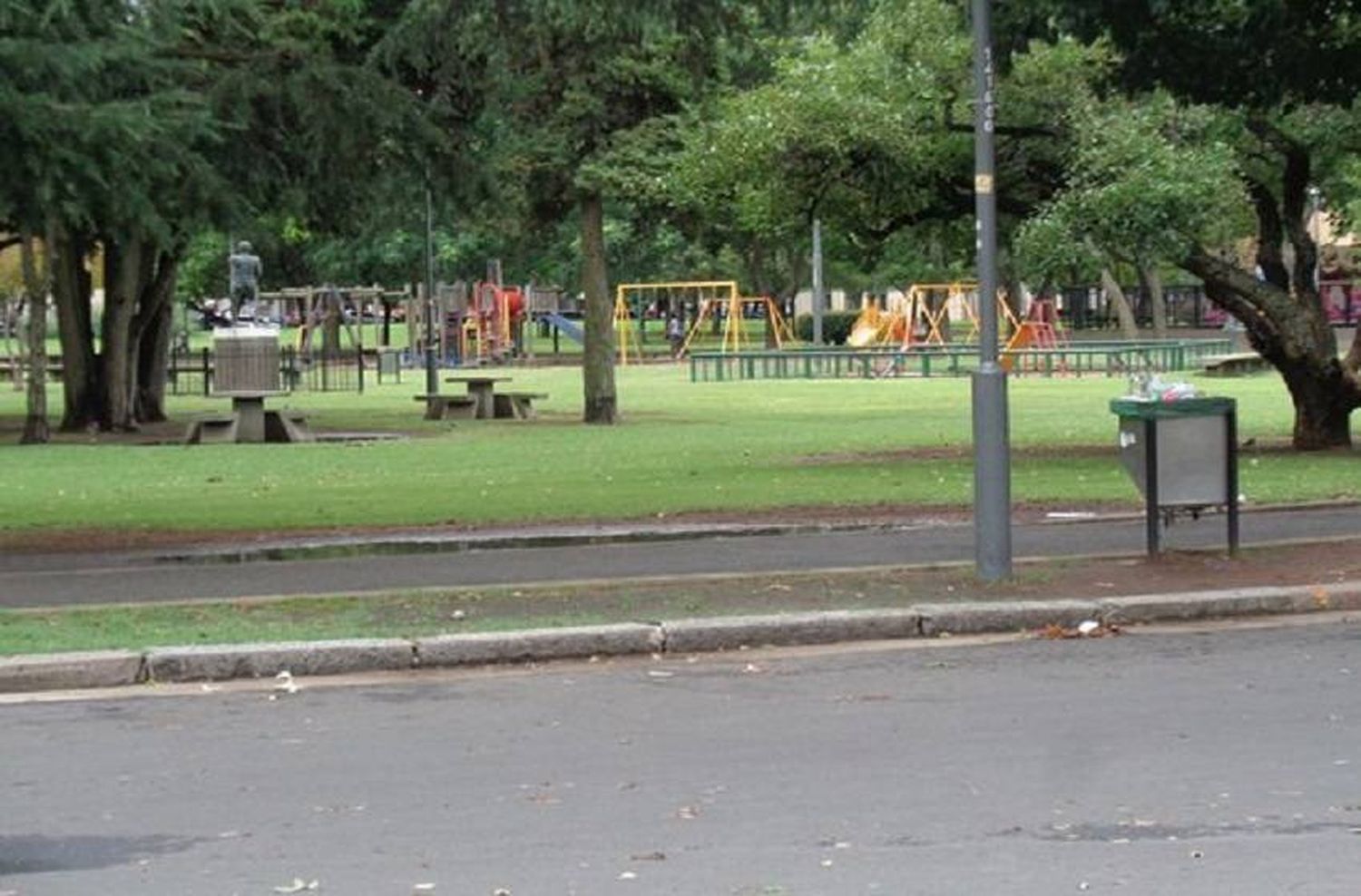 Violento asalto a un hombre en el parque Urquiza: le pegaron en la cabeza para robarle la bicicleta