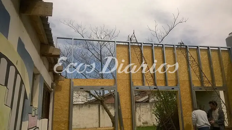 Biblioteca Puerto: Se levantaron paredes, colocaron aberturas y se está techando
