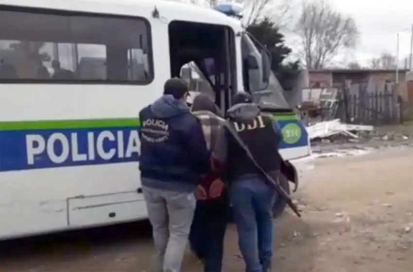 Tenía arresto domiciliario por abuso y amenazó a su víctima