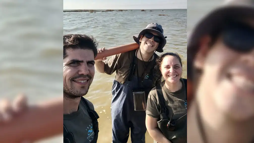Parte del equipo del Grupo de Ecología y Conservación de Humedales Argentinos (EcoHar-IDEA, UNC-Conicet) durante los trabajos de campo en la Laguna Mar Chiquita