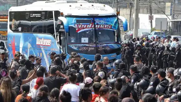 ¡TRASLADAN A 200 PRESOS! Liberan a los 8 funcionarios retenidos con explosivos en Esmeraldas