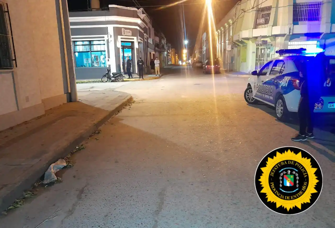 Accidente en Victoria: una moto y un automóvil colisionaron en la intersección de Ezpeleta y Laprida
