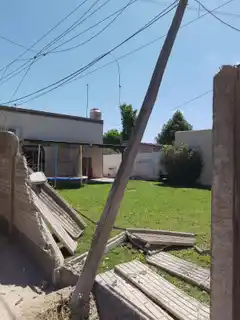 Un camión tiró cables, dañó propiedad privada y dejó a los vecinos sin servicios por más de dos horas