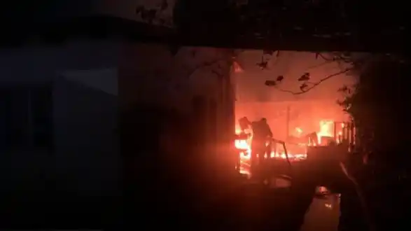 Se incendió una casa de madera con una familia adentro