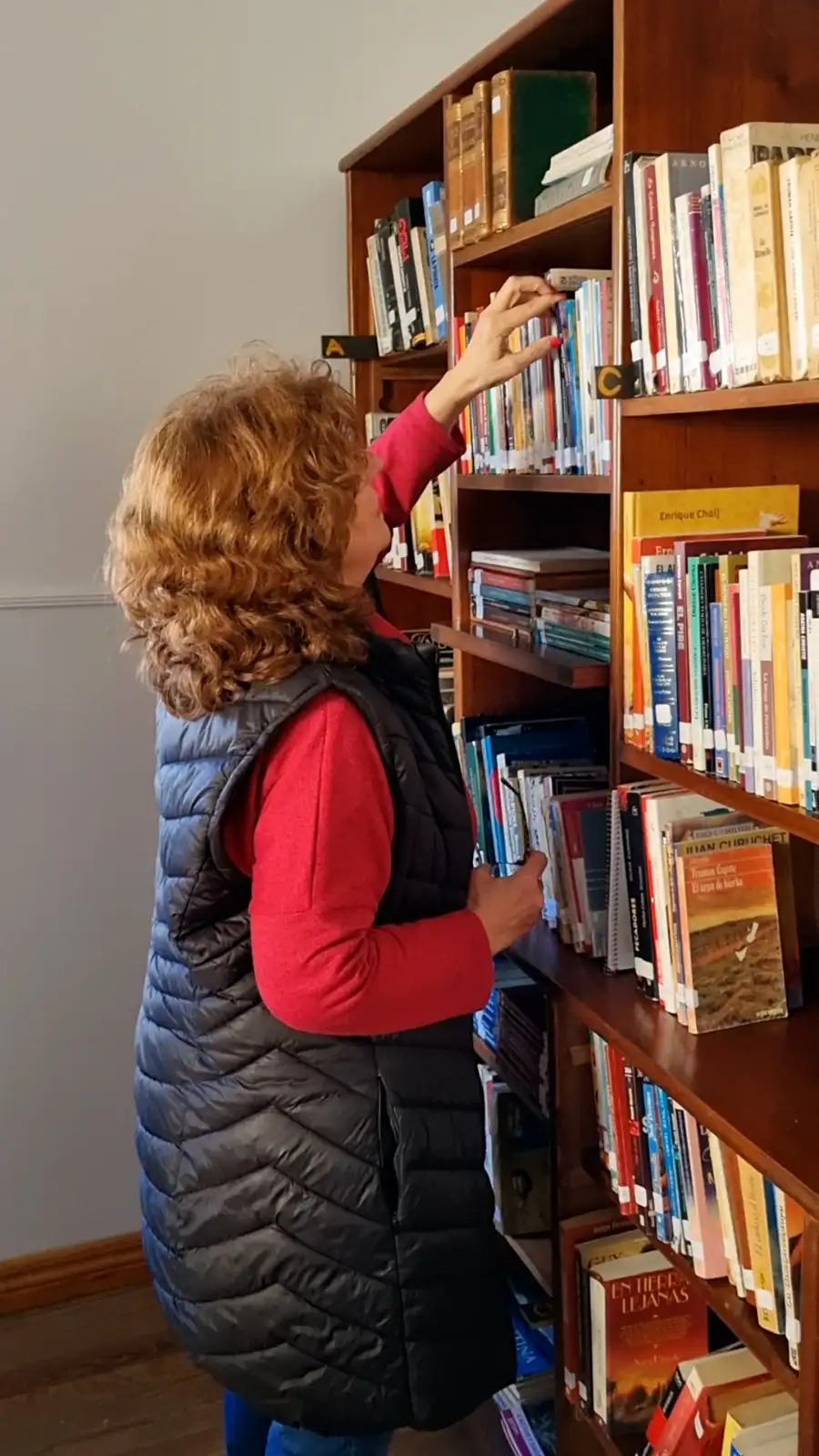 Adriana Goñi, titular de la Asociación, en la Biblioteca.