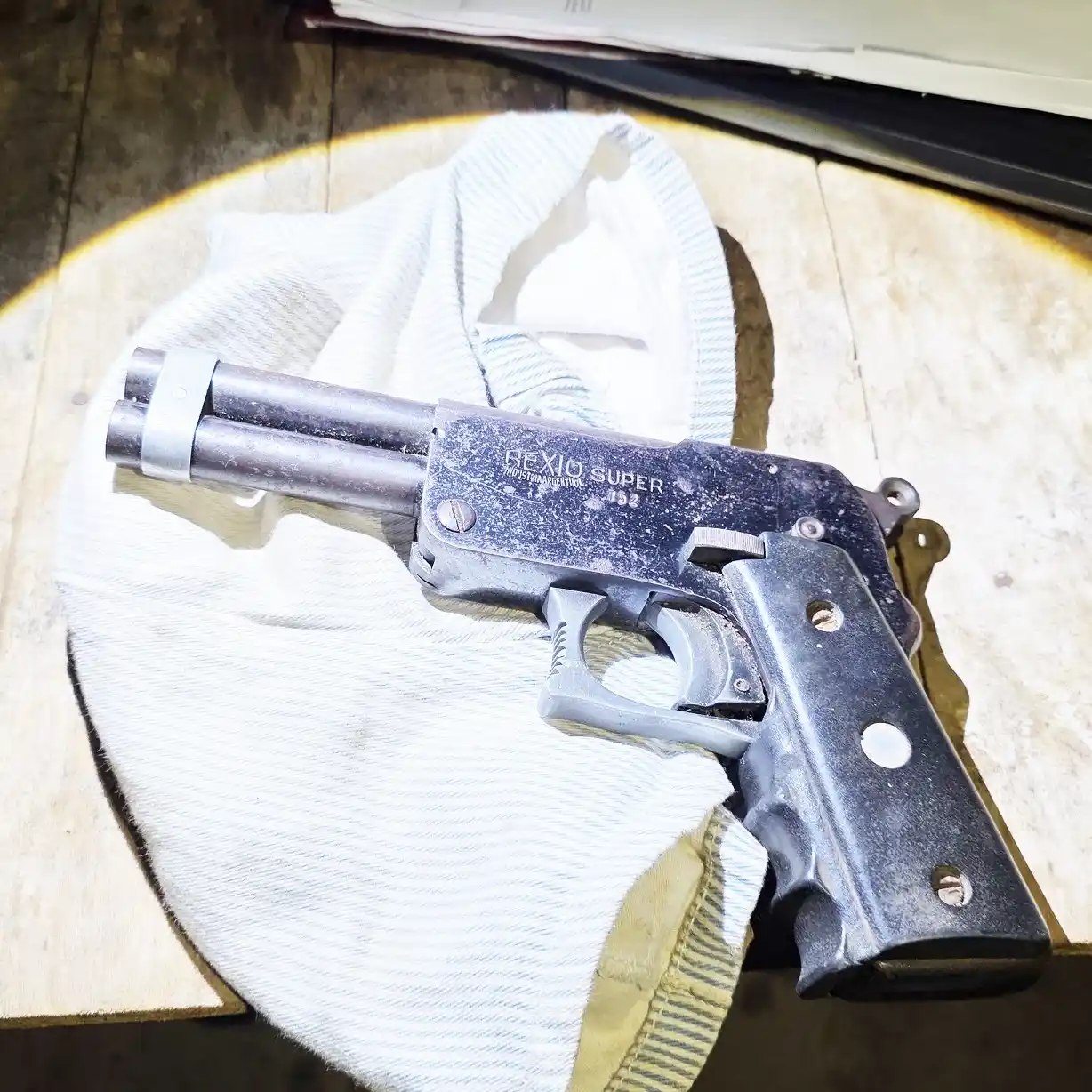 Villa Adela: secuestran un arma de fuego y detienen a una mujer