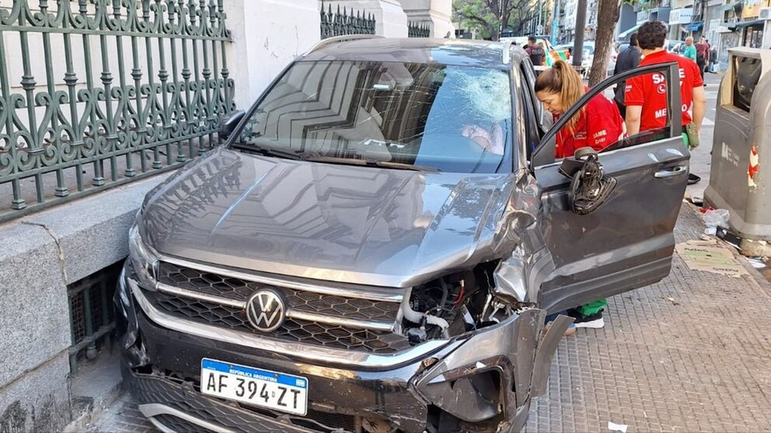 Choque fatal en Balvanera: una persona murió tras una colisión entre un auto y una moto