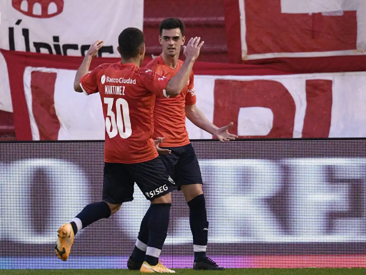 El “Rojo” venció a Huracán y no se baja de la pelea