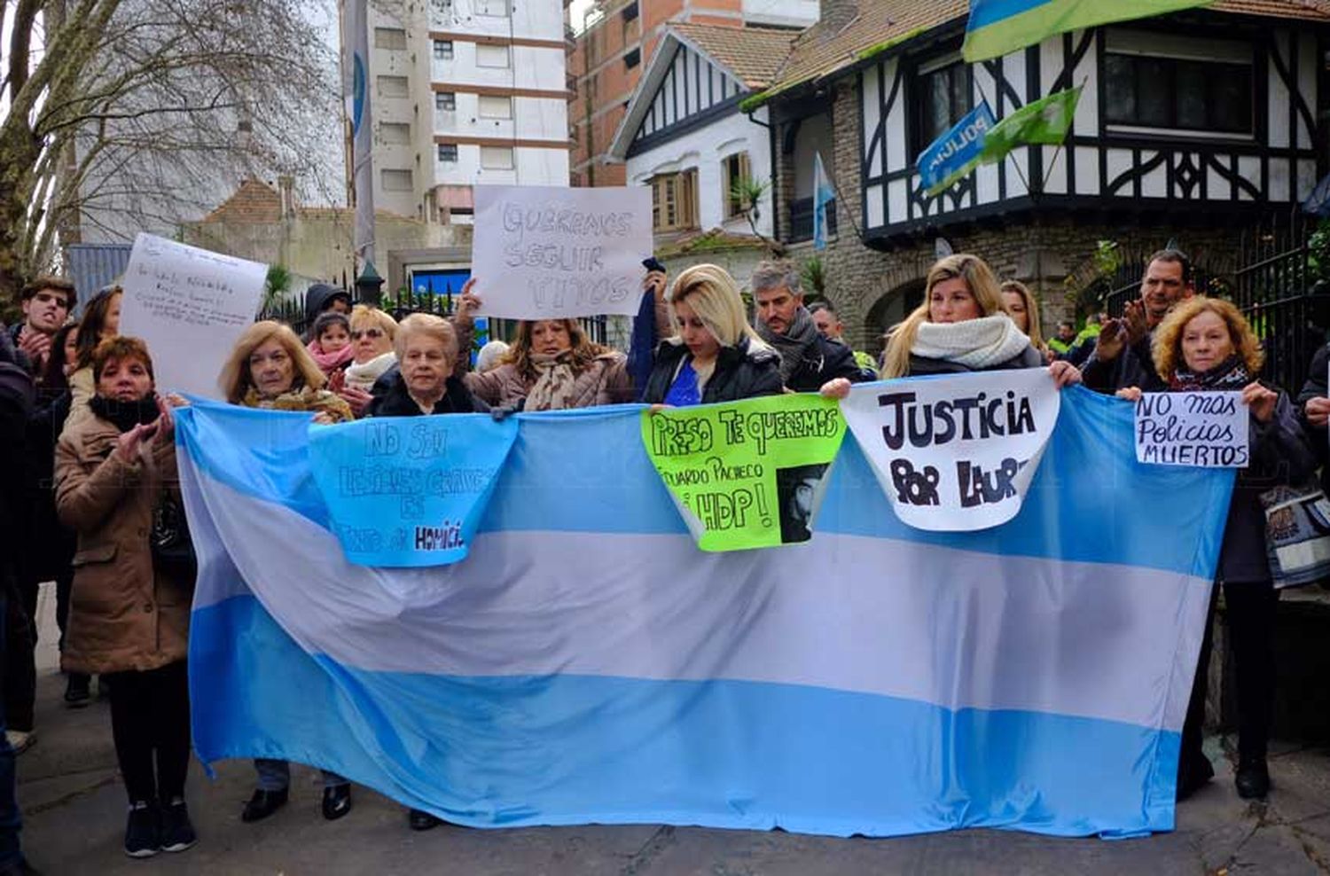 Se realizó una concentración bajo el grito "Ni un policía menos"