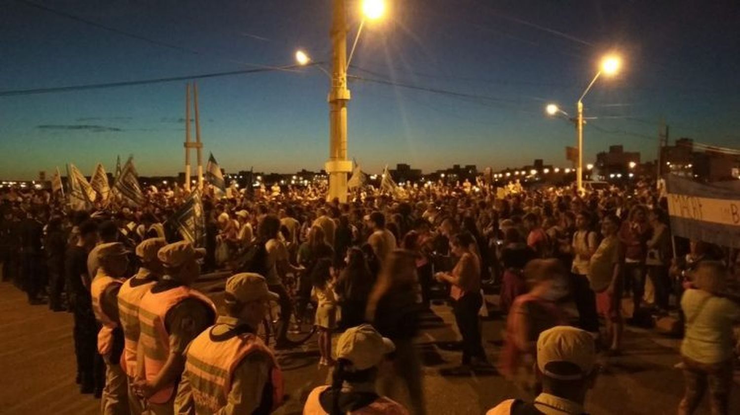 Mauricio Macri llegó a Puerto Madryn y fue recibido con protestas, reclamos e insultos