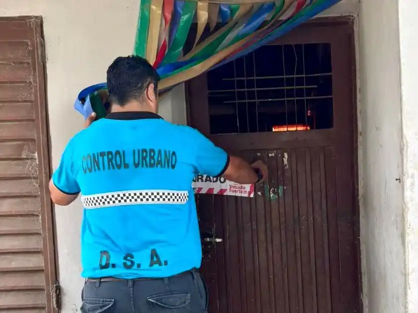 Inspectores municipales de Control Urbano proceden a la clausura. Foto: MVT