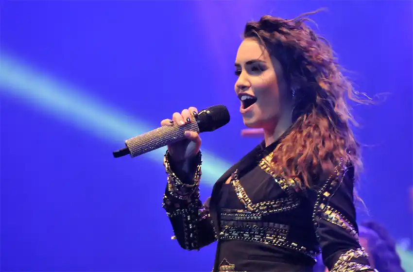 Lali actuará en el Colón y se armó el revuelo