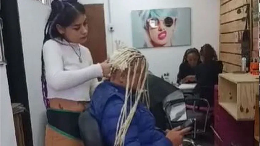 No tenía dinero para pagar y la peluquera se las terminó cortando.