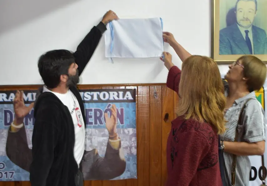 Descubrieron placa en el PJ