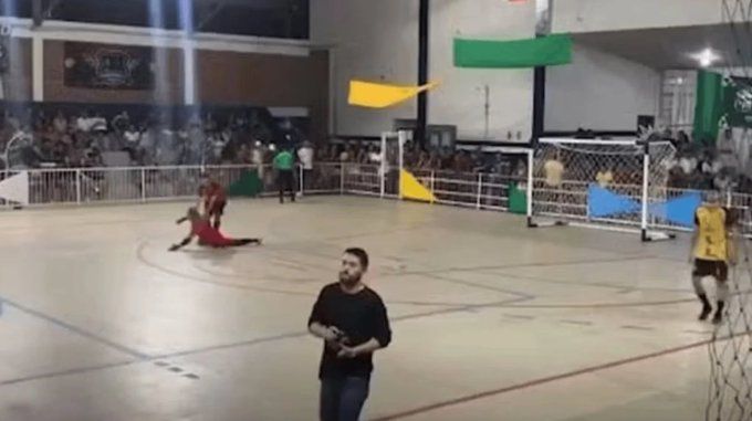 Testigos, jugadores y aficionados presenciaron el desplome repentino del arquero.