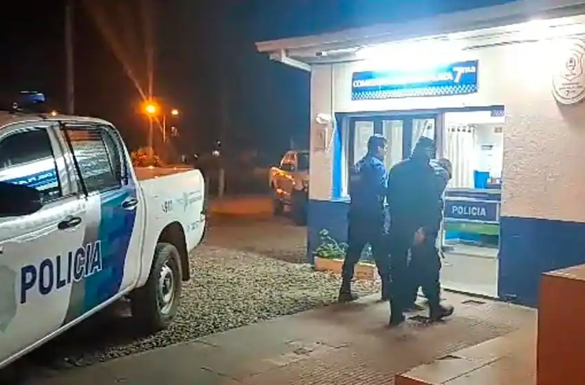 Forcejeó con un malviviente para que no entre a su casa: había pateado la ventana