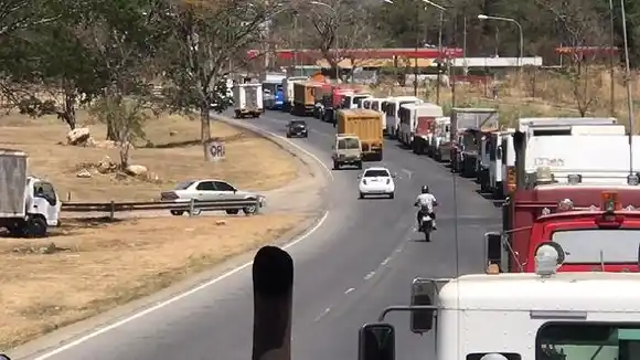 Transportistas pasan hasta nueve días en cola para surtir gasoil en Carabobo