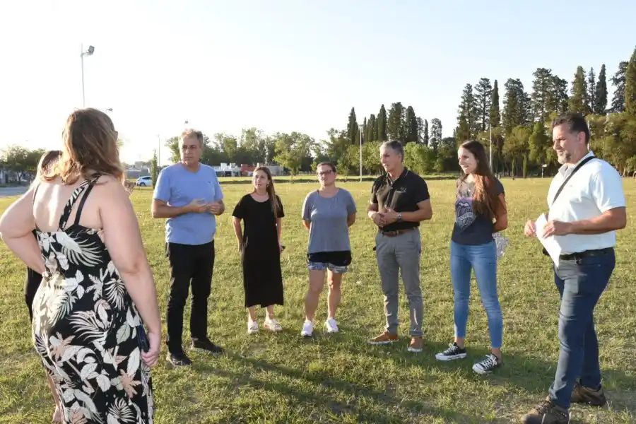 Se construirán veredas en la plaza del barrio Los Arces