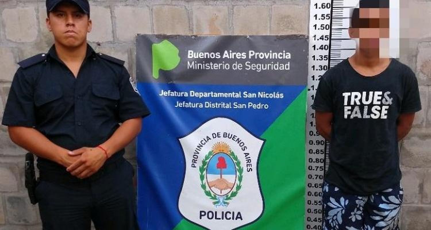 Atraparon a un ladrón arriba del techo de una casa