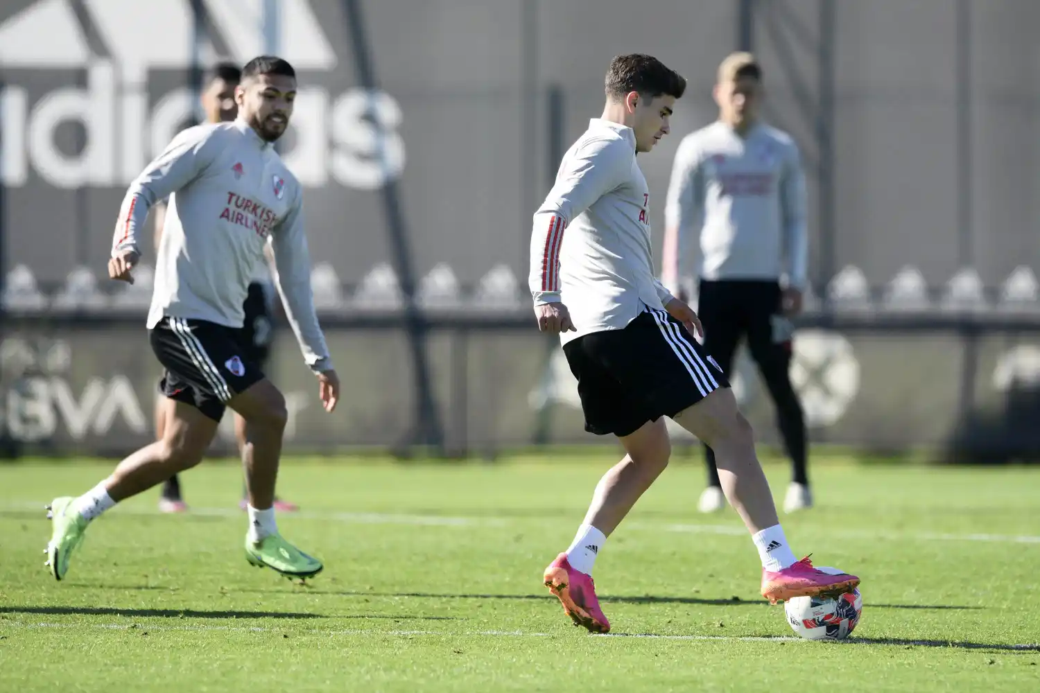 Julián Álvarez, con el balón, en la práctica de ayer.