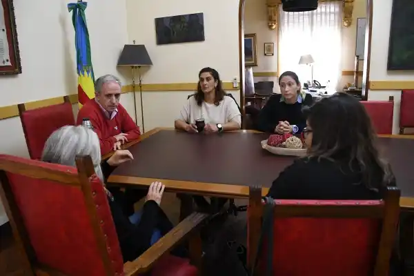 Javier Gastón entregó un subsidio a la Asociación para la Integración del Discapacitado