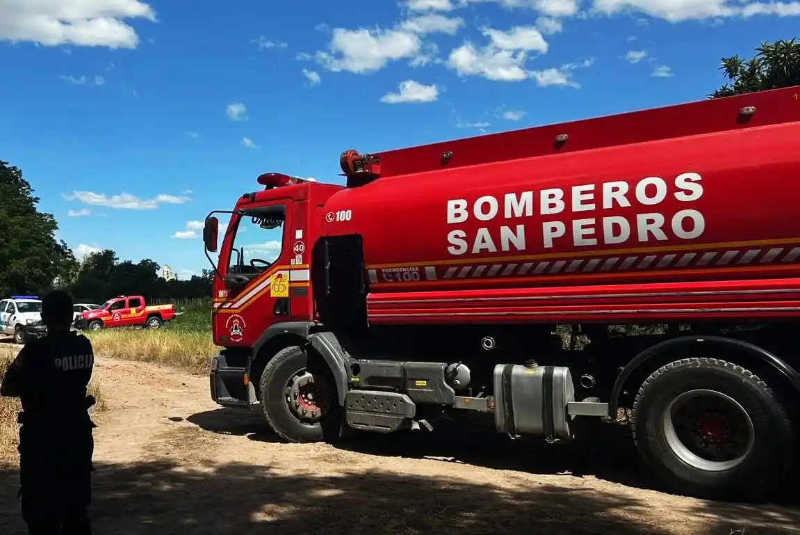 Varias dotaciones de Bomberos acudieron al lugar del incendio.