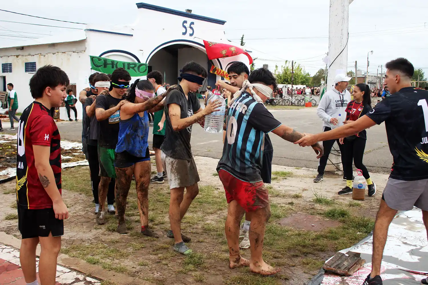 “Bautismo” de ingresantes a las tribus del Profesorado de Educación Física
