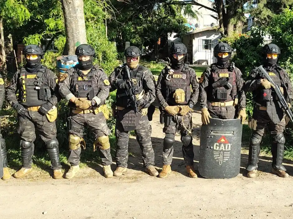 Según declaraciones, había sido enviado por un hombre familiar de la víctima para amenazarla.