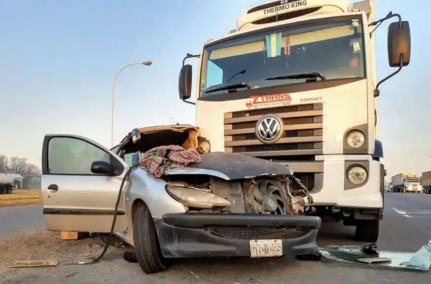 Un herido tras impactante choque entre un camión y un auto en el cruce de ruta 18 y la A012