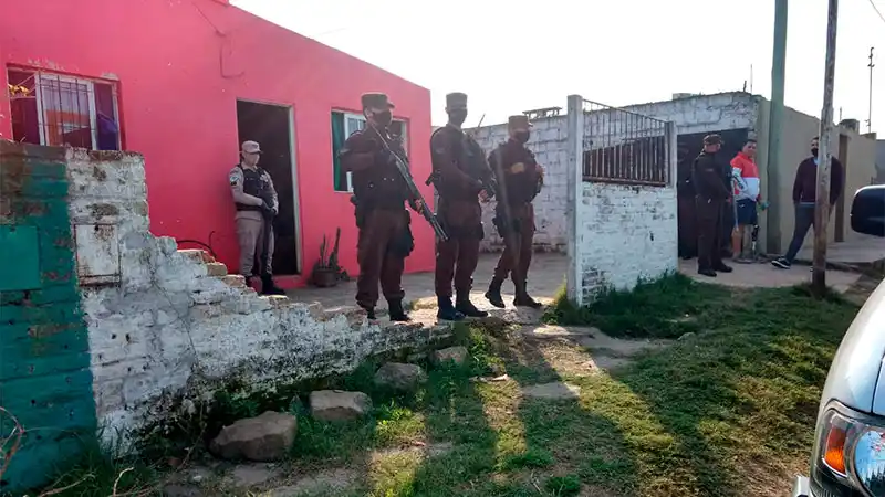 Los policías detenidos tenían 22 celulares, armas caseras y más
