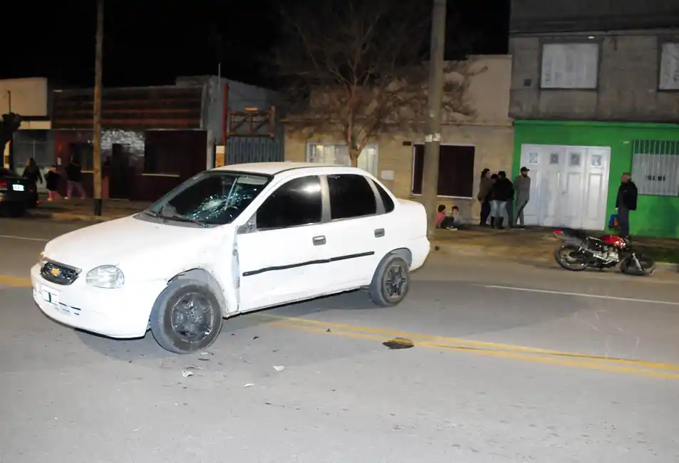 Una imprudente maniobra de un auto terminó con un motociclista herido