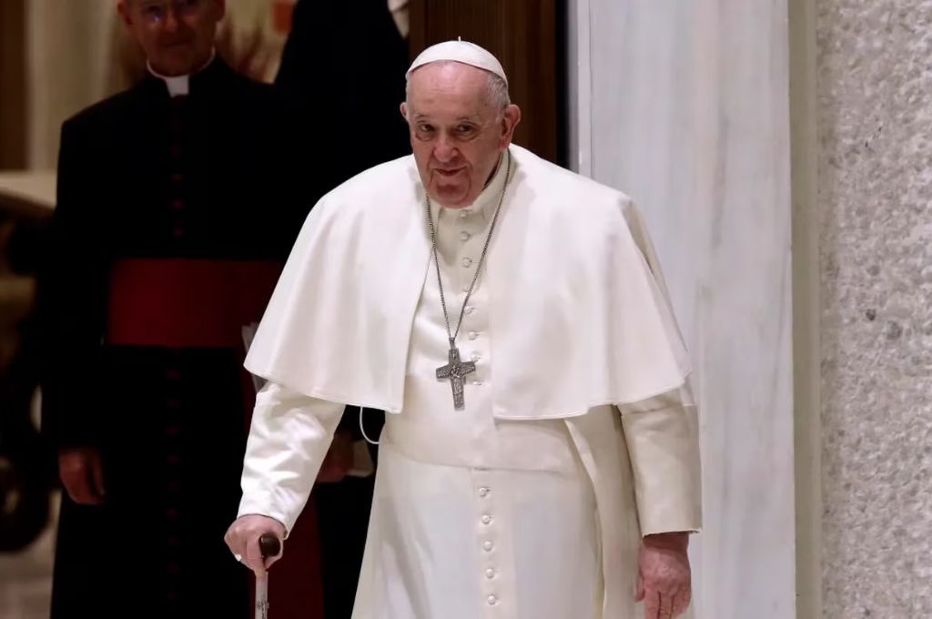Operan de urgencia al papa Francisco por una obstrucción intestinal