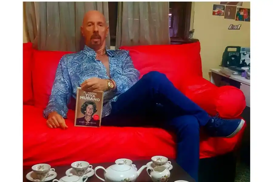 El hijo de Yiya Murano, la famosa asesina de los venenos, subasta el juego de tazas que su madre usó para cometer sus crímenes