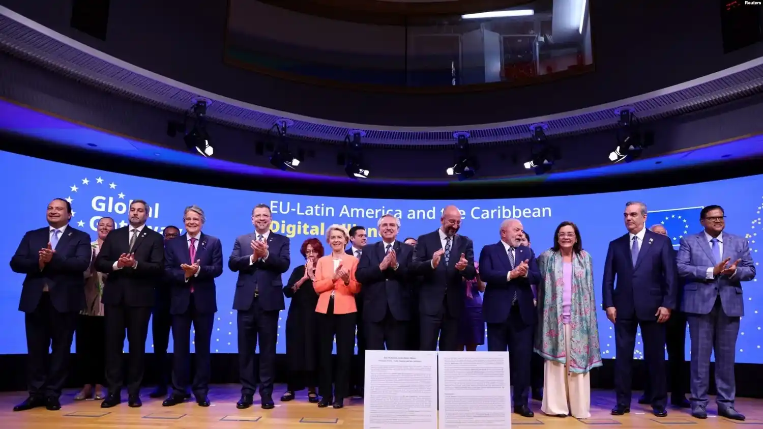 Mandatarios y cancilleres reaccionan mientras participan en la ceremonia fotográfica de la alianza EU-LAC Digital, durante la cumbre en Bruselas, Bélgica, el 17 de julio de 2023.