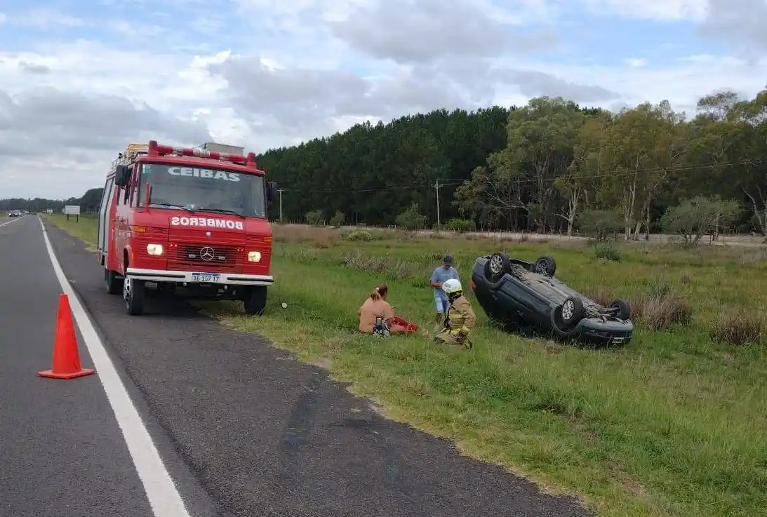 Un auto volcó en la Ruta 12: cuál fue el motivo del impactante accidente