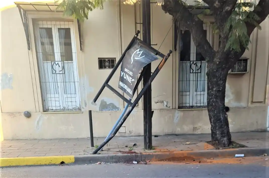 Trasladaron al motociclista que chocó contra un cartel en Belgrano y General Pueyrredón