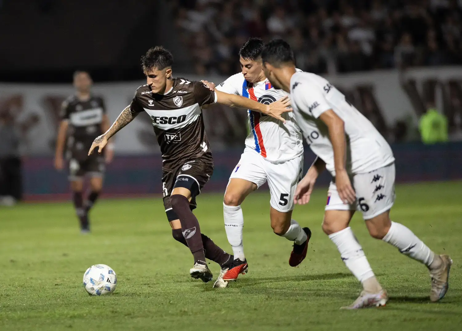 Platense fue más que Tigre, que estrenó a Domínguez como DT.
