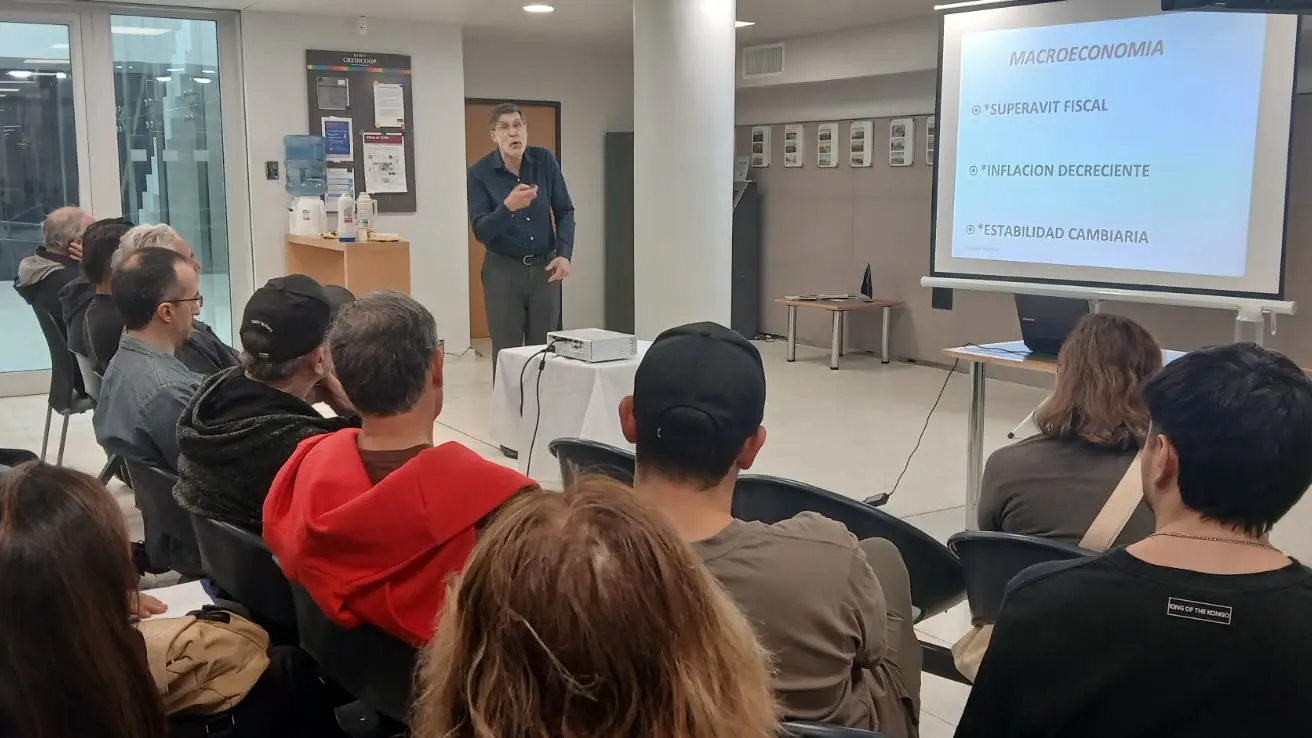 La economía real. El contador Gustavo Casciotti ofreció una charla en el Banco Credicoop