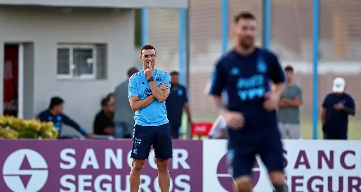 Lionel Scaloni mira atentamente la acción de su capitán en uno de los últimos entrenamientos argentinos en 2023. Crédito: Reuters