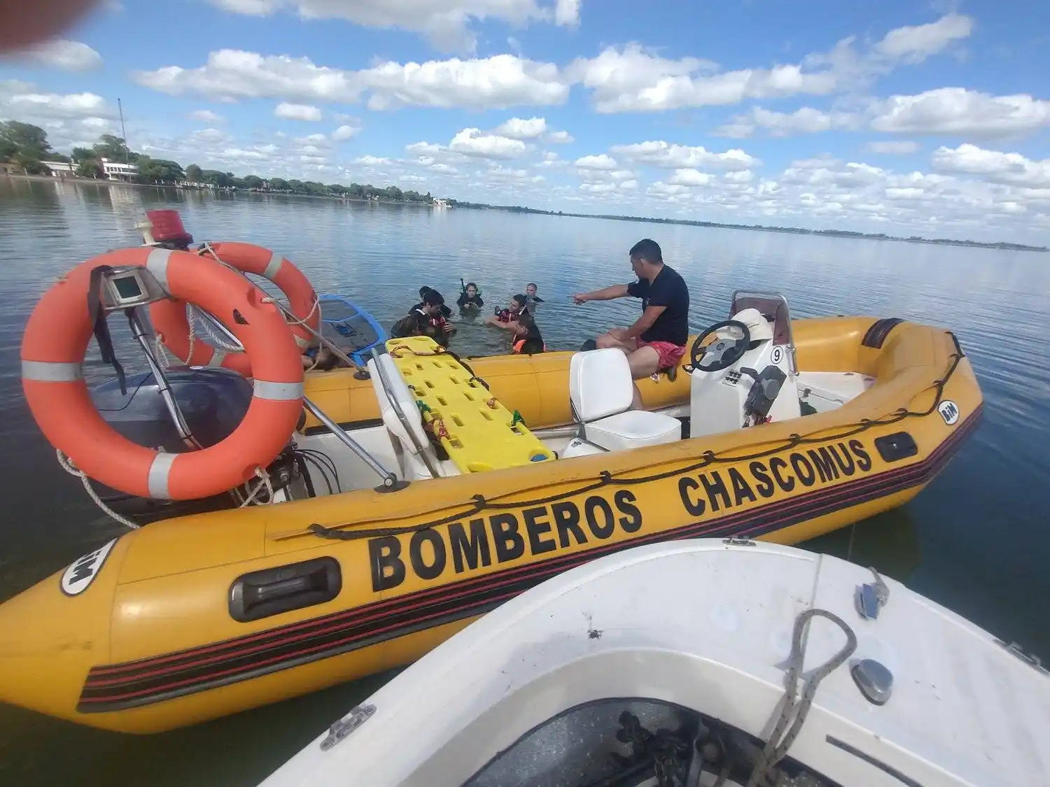 Simulacro de rescate acuático en la laguna: Bomberos Voluntarios de Chascomús refuerzan su entrenamiento